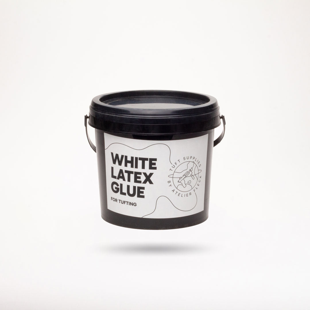 Eimer mit weißem Latexkleber für Tufting von Tuft Supplies vor weißem Hintergrund.