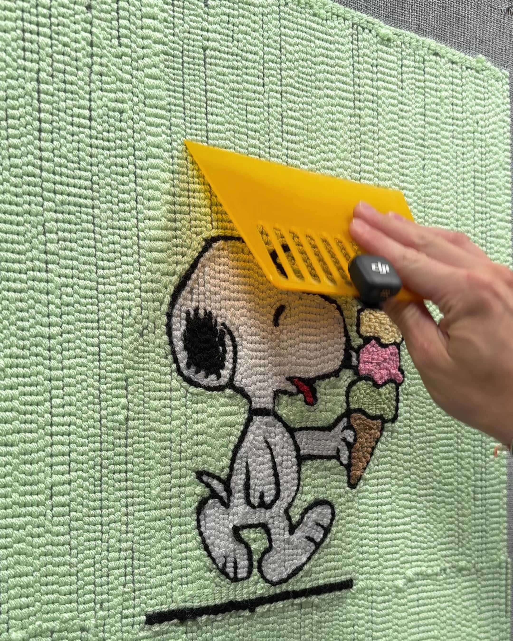 Cargar vídeo: Pegamento para tufting – Adhesivo flexible para alfombras (1 kg / 5 kg / 10 kg)